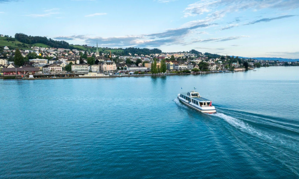 Per Schiff, per Bahn oder einfach zu Fuss entlang der Seepromenade, Wädenswil ist gut erschlossen.