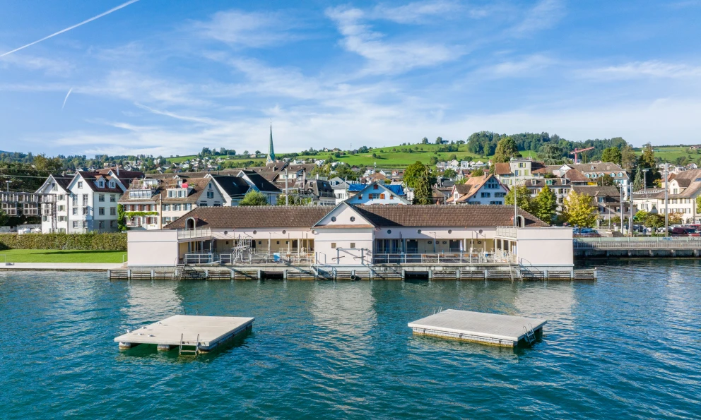 Das Seebad mitten im Ort macht den Zürichsee zum Badezimmer der ganzen Familie