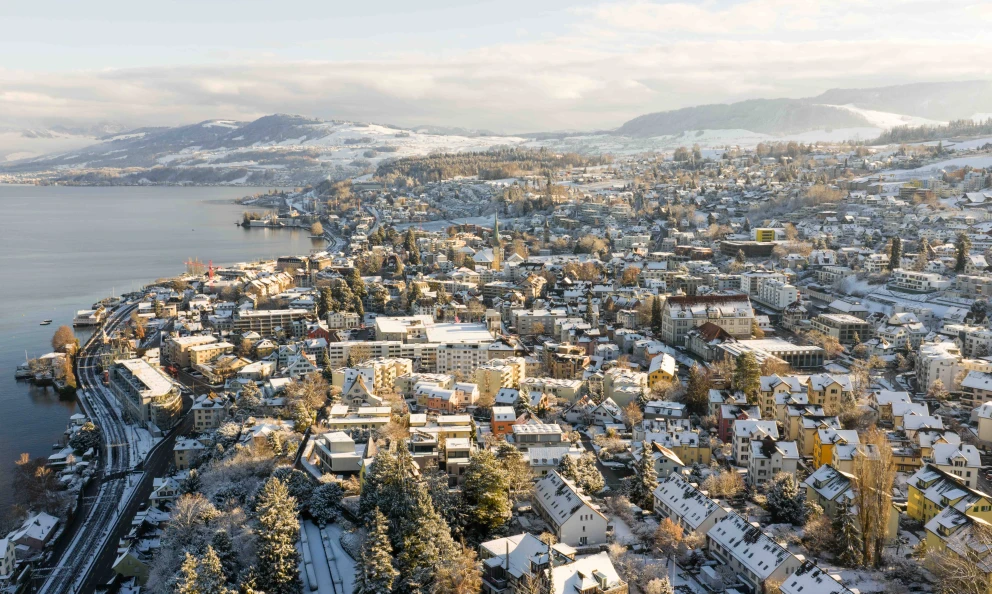 Auch an kälteren Tagen ist die Stadt am See eine stille und strahlende Kulisse.